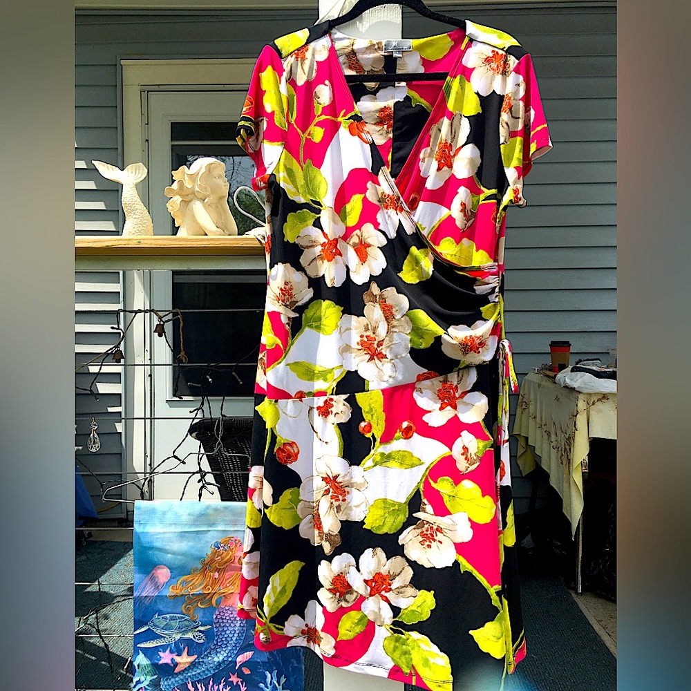 New without tags 70’s inspired bright floral dress.